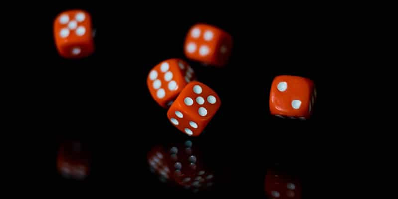 Tài Xỉu là một trò chơi cá cược quen thuộc, phổ biến với 3 viên xúc xắc